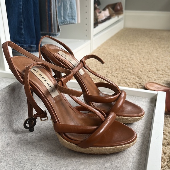 Burberry leather heels size 35 - Picture 2 of 5